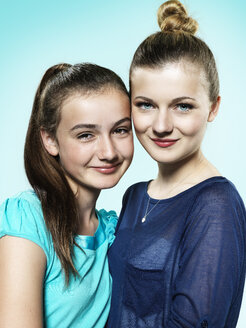 Porträt von zwei jungen Freundinnen, Studioaufnahme - STKF000371