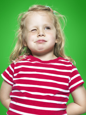 Porträt eines glitzernden kleinen Mädchens, Studioaufnahme, lizenzfreies Stockfoto