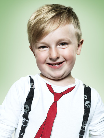 Porträt eines lächelnden kleinen Jungen, Studioaufnahme, lizenzfreies Stockfoto