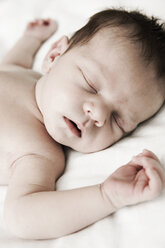 Porträt eines schlafenden männlichen Neugeborenen, Nahaufnahme - JATF000407