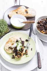 Gebratene Waldpilze auf geröstetem Ciabatta mit saurer Sahne und Kresse, Studioaufnahme - STB000098