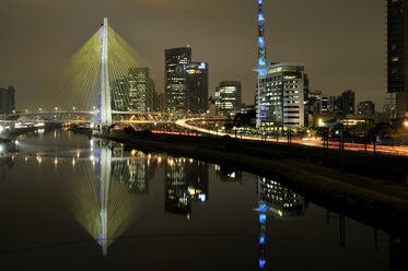 Brasilien, Sao Paulo, Stadtteil Morumbi, Wolkenkratzer, Finanzzentrum, Brücke Octavio Frias de Oliveira - FLKF000179