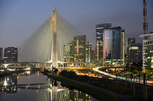 Brasilien, Sao Paulo, Stadtteil Morumbi, Wolkenkratzer, Finanzzentrum, Brücke Octavio Frias de Oliveira - FLKF000153