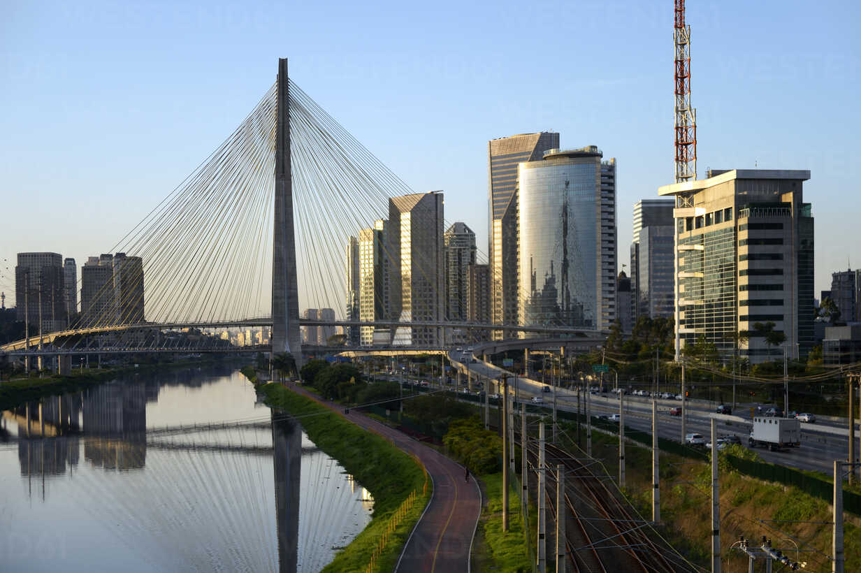 Brasil, Sao Paulo, distrito Morumbi, rascacielos, centro financiero, puente Octavio Frias de Oliveira stock photo