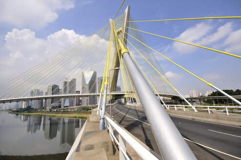 Brasilien, Sao Paulo, Stadtteil Morumbi, Wolkenkratzer, Finanzzentrum, Brücke Octavio Frias de Oliveira - FLKF000156