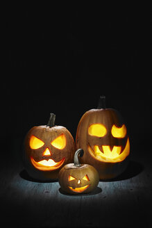 Halloween, pumpkins on wooden table - DSC000117