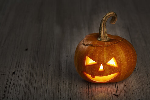 Halloween, pumpkin on wooden table - DSC000120