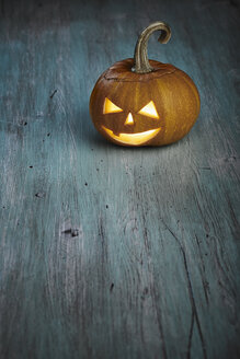 Halloween, Kürbis auf Holztisch - DSC000121