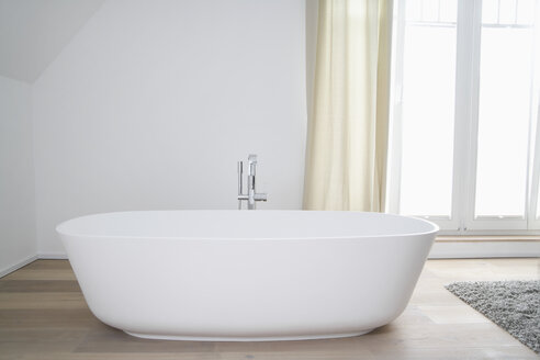 Germany, Cologne, bath tub - PDF000549