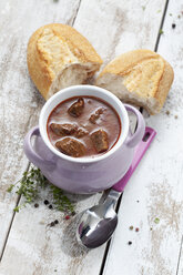 oulaschsuppe mit Weißbrot in Schale, Nahaufnahme - CSF020213