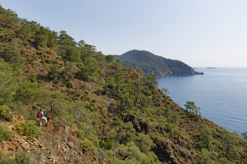 Türkei, Lykien, Frau mit Blick auf den Olympos-Nationalpark - SIEF004529