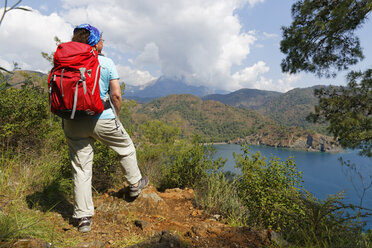 Türkei, Lykien, Frau mit Blick auf den Olympos-Nationalpark - SIEF004530