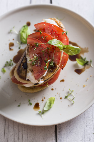 Bruschetta, Tomate, Mozzarella und Knoblauchcreme auf Teller, lizenzfreies Stockfoto