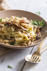 Tagliatelle mit gelben Steinpilzen und Semmelbröseln, Parmesan und Oregano auf Teller - STB000107