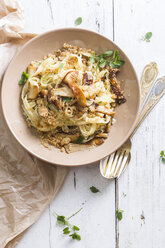 Tagliatelle mit gelben Steinpilzen und Semmelbröseln, Parmesan und Oregano auf Teller - STB000108