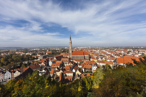 Deutschland, Bayern, Landshut, Stadtbild mit St. Martinskirche - AMF000983
