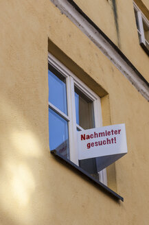 Deutschland, Bayern, Landshut, Schild für Nachmieter am Fenster - AMF000982