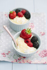 Vanilla pudding with beaten egg white and fresh fruits - ECF000367