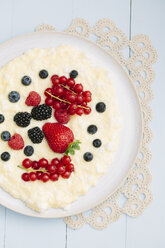 Vanillepudding mit Eischnee und frischen Früchten - ECF000369