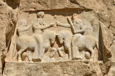 Iran, Fars, Naqsh-e Rostam, sassanidisches Relief von König Ardaschir I. und Gott Ahura Mazda - ES000604
