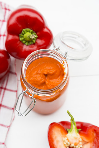 Paprika und hausgemachter Ajvar, lizenzfreies Stockfoto