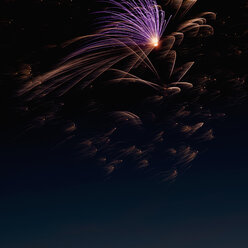 Feuerwerkskörper, die nachts am Himmel explodieren - KJF000277