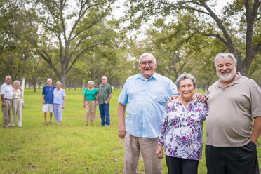 USA, Texas, Gruppe von Senioren im Park - ABAF001056