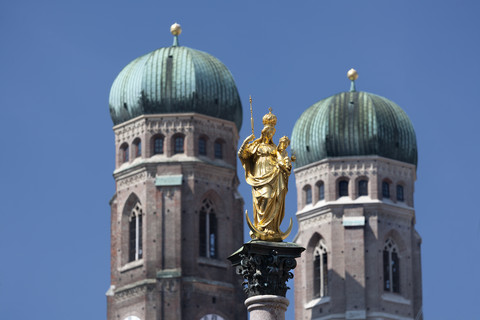 Deutschland, München, Mariensäule und Frauenkirche, lizenzfreies Stockfoto