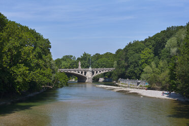 Deutschland, München, Isar mit Maximilianbrücke - TCF003598