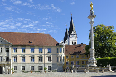 Germany, Bavaria, Upper Bavaria, Eichstaett, Mary's fountain by Mauritio Pedetti and prince-bishop's residence - LB000387