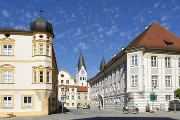 Deutschland, Bayern, Oberbayern, Eichstätt, Pater-Philipp-Jeningen-Platz mit den Türmen des Doms - LB000389