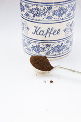 Kaffeepulver mit Löffel und Porzellangefäß - LVF000259