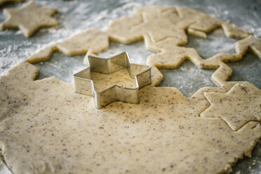 Cutting out star shaped Christmas cookies - SBDF000287