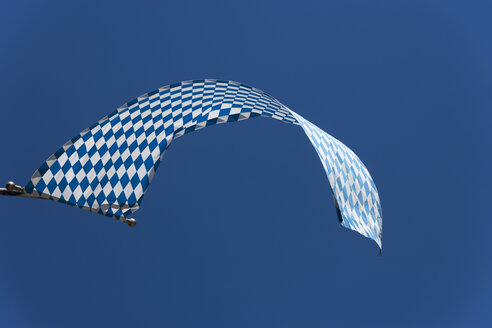 Deutschland, Bayern, Wallgau, Blau-weiße bayerische Flagge - TCF003614