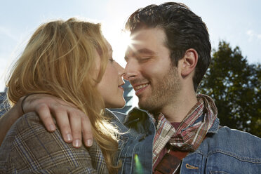 Germany, Dusseldorf, Young couple embracing - STKF000417