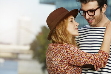 Germany, Dusseldorf, Young couple embracing - STKF000431