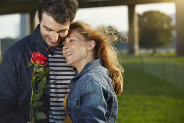 Germany, Dusseldorf, Young couple with red rose - STKF000452