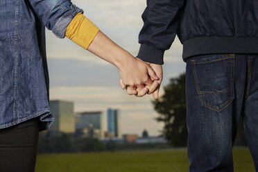 Germany, Dusseldorf, Young couple holding hands - STKF000466