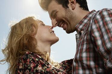 Germany, Dusseldorf, Young couple looking at each other - STKF000479