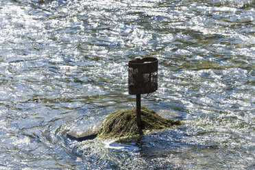 Deutschland, München, Mülleimer bei Hochwasser - TCF003617