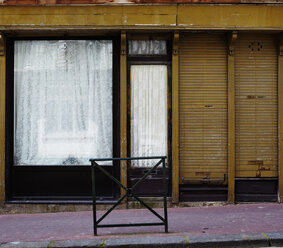 Frankreich, Normandie, Deauville, Verlassenes Schaufenster - TLF000720