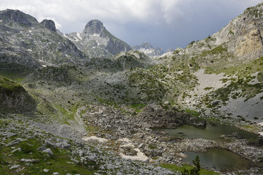 Albanien, Blick vom Pejes-Pass auf das Ropojana-Tal und das Prokletije-Gebirge, Theth, Theth-Nationalpark - ES000629