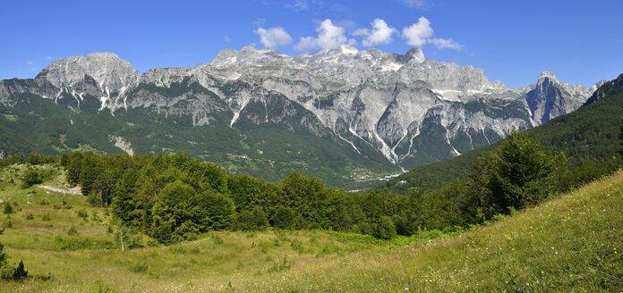 Albanien, Blick auf Theth, das Thethi-Tal, den Nationalpark und die Gipfel Radohima und Arapi - ES000632