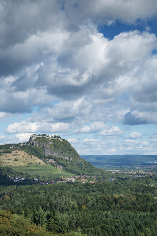 Deutschland, Baden Württemberg, Blick auf die Hegauer Landschaft, Hohentwiel, lizenzfreies Stockfoto