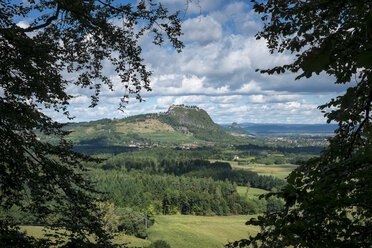 Deutschland, Baden Württemberg, Blick auf die Hegauer Landschaft, Hohentwiel, hinter Hohenkraehen - ELF000586