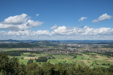 Deutschland, Baden Württemberg, Blick auf die Hegauer Landschaft, Hohenhewen, Hohentwiel und Hohenkraehen, von links - ELF000588