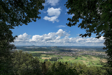 Deutschland, Baden Württemberg, Singen, Blick auf die Hegau-Landschaft - ELF000589