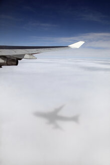Jumbo Jet, Boeing 747 in der Luft, Blick auf Wolken Schatten des Flugzeugs - RD001188