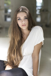 Portrait of serious looking teenage girl - GDF000280