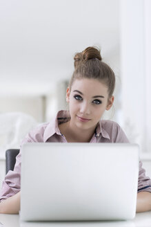 Porträt eines Teenagers mit Laptop - GDF000269